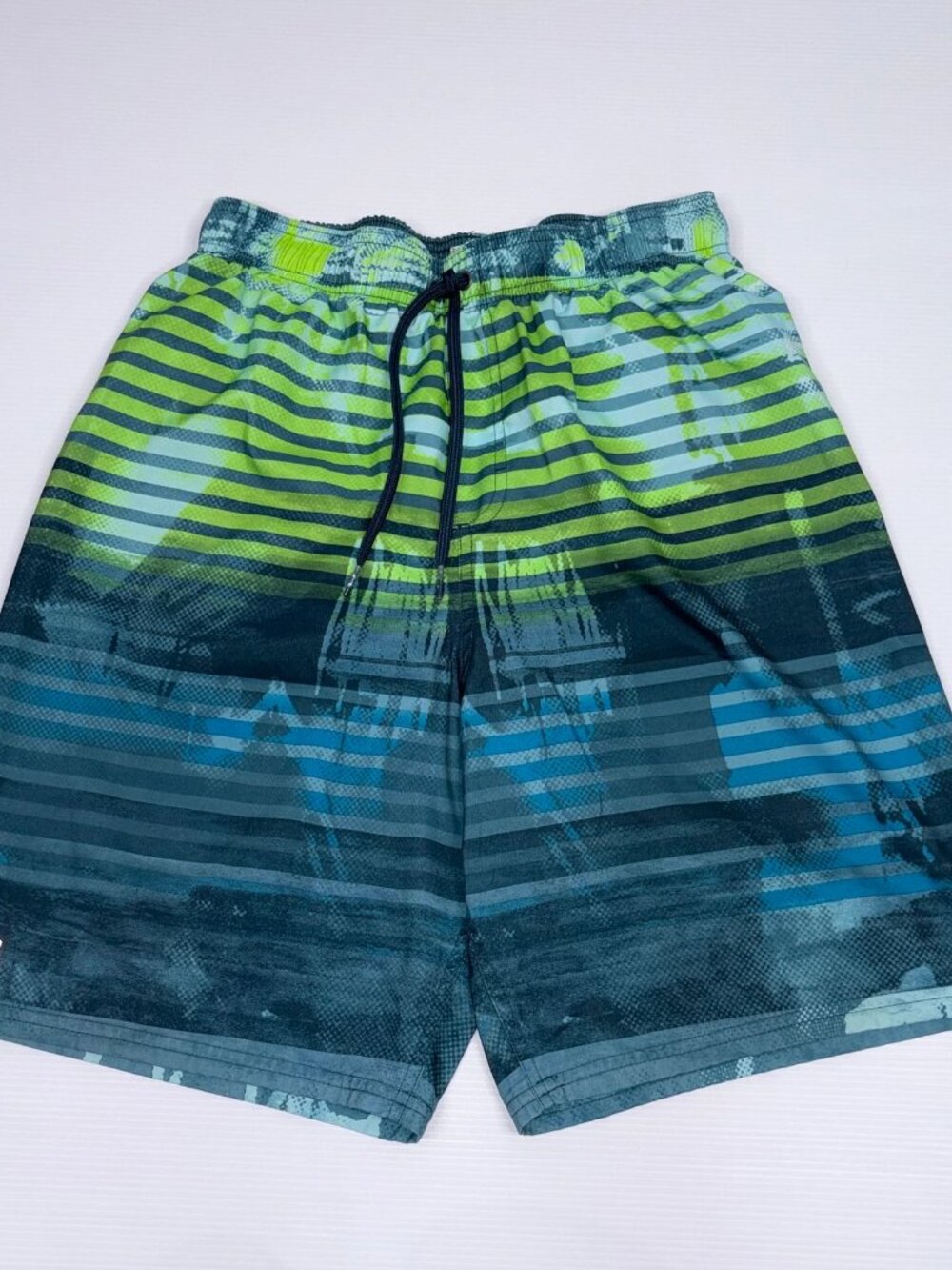 UNDER ARMOUR men's medium swim shorts